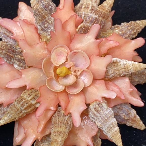 .- Vintage Pink Sea Shell Brooch - Handmade Pink Shell Pin - Picture 3 of 4